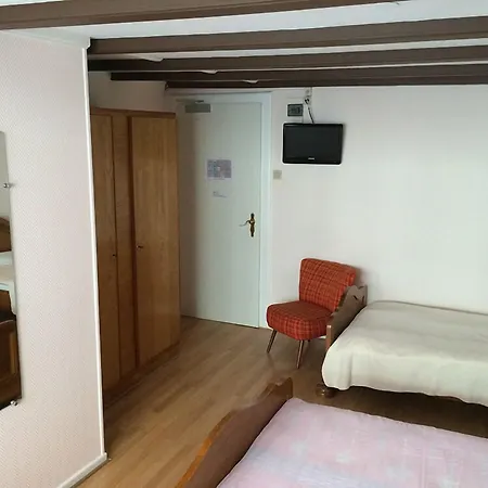 ホテル Aux Deux Clefs 2*