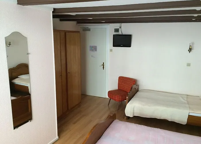 Hotel Aux Deux Clefs 2*